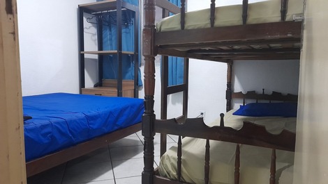 Quarto "a": 1 cama casal, 1 beliche, arara closet, ventilador de teto e rede proteção janela