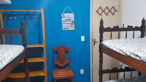 Quarto "b": 2 beliches, arara closet artesanal, ventilador de teto, criado mudo e rede proteção janela