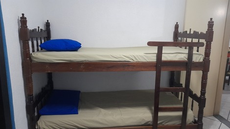 Quarto "a": 1 cama casal, 1 beliche, arara closet, ventilador de teto e rede proteção janela