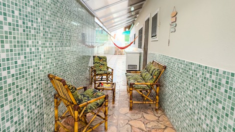 Espaço lounge com rede e cobertura. 