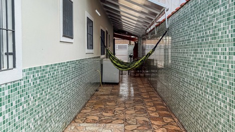 Espaço lounge com rede e cobertura. 