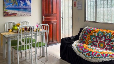 Sala confortável com sofá,  smart tv, wi-fi e ventilador de teto