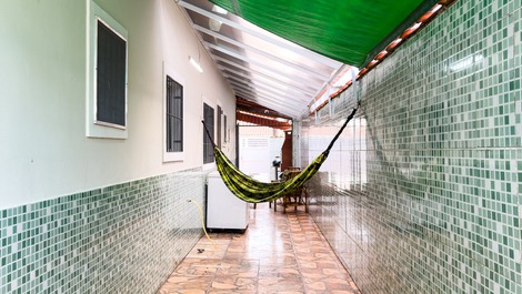 Espaço lounge com rede e cobertura. 