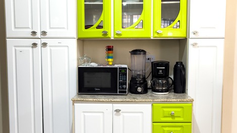 Micro-ondas, cafeteira elétrica, liquidificador