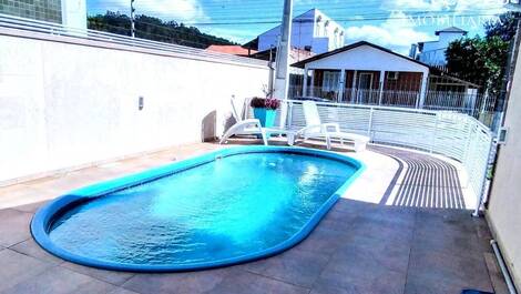 Casa 4 dormitórios para até 14 pessoas / duas quadras da praia...
