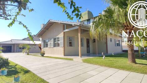 Casa 4 dormitórios para até 14 pessoas / duas quadras da praia...