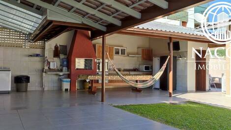 Casa 4 dormitórios para até 14 pessoas / duas quadras da praia...