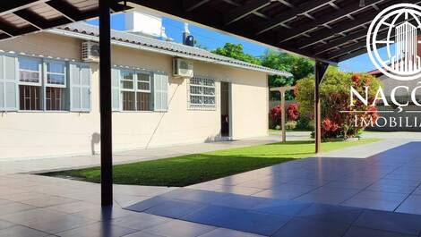 Casa 4 dormitórios para até 14 pessoas / duas quadras da praia...