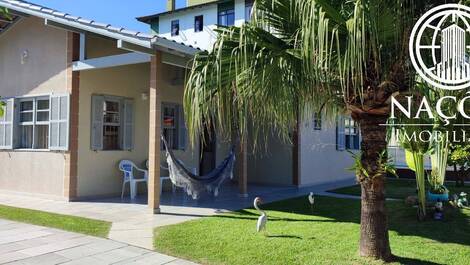 Casa 4 dormitórios para até 14 pessoas / duas quadras da praia...