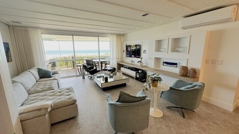 Apartamento TOP de frente ao mar na Praia Brava, Florianópolis.