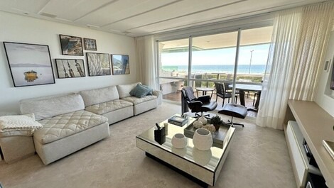 Apartamento TOP de frente ao mar na Praia Brava, Florianópolis.
