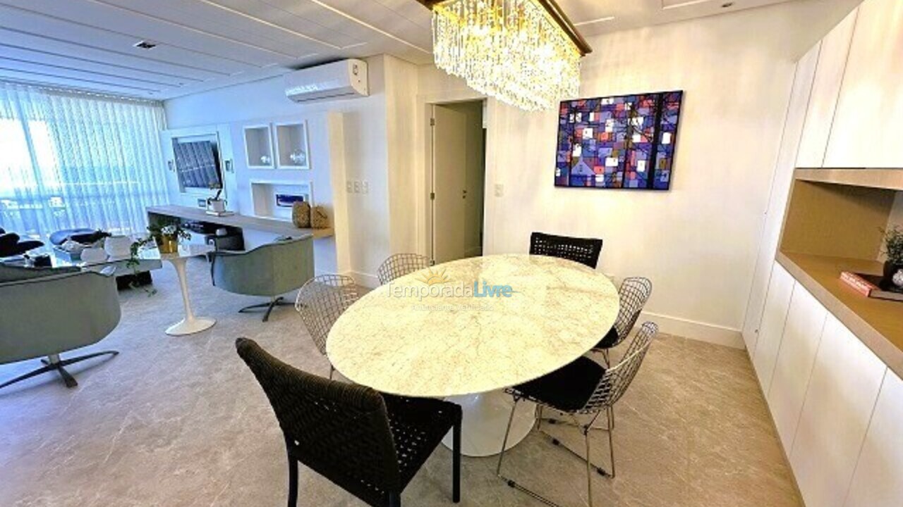 Apartamento para aluguel de temporada em Florianópolis (Praia Brava)