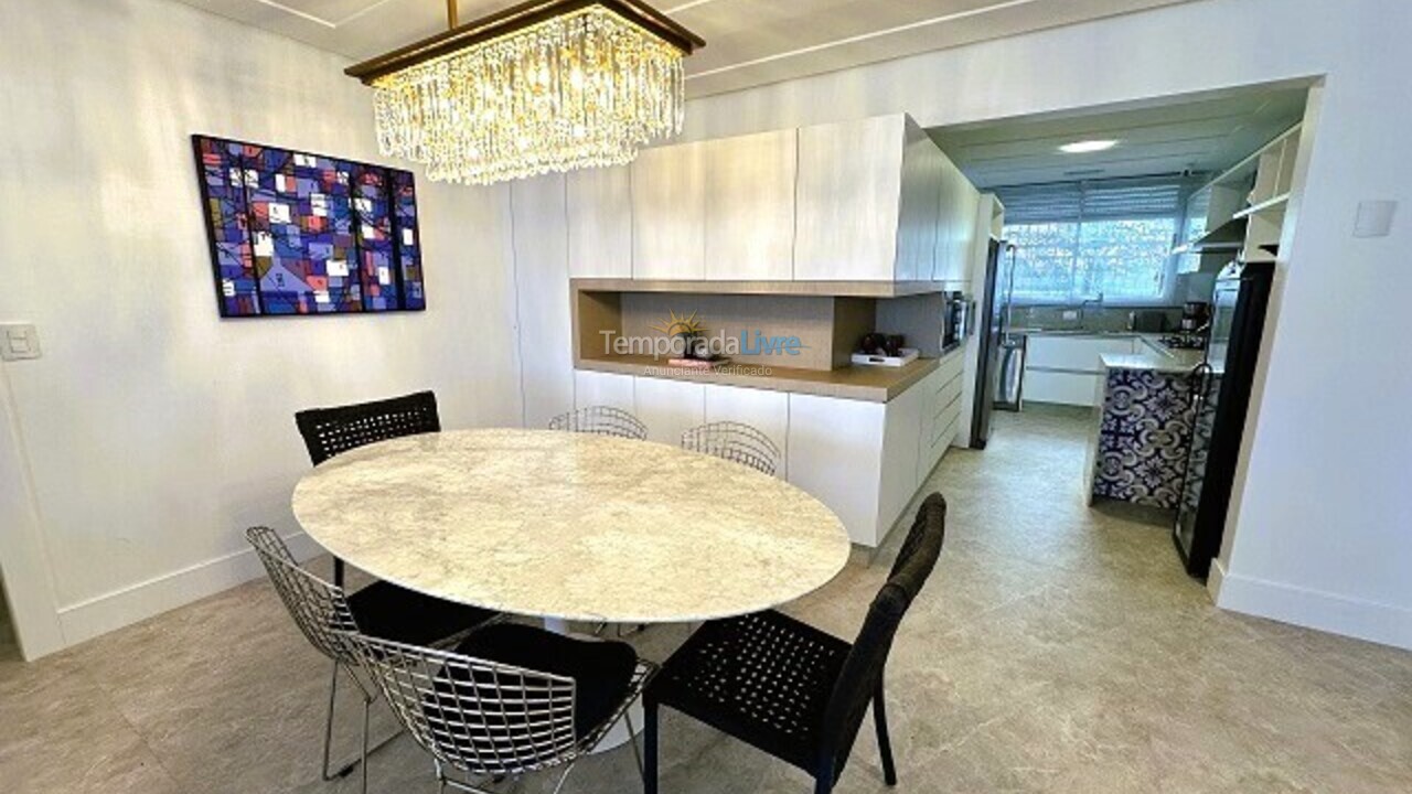 Apartamento para aluguel de temporada em Florianópolis (Praia Brava)