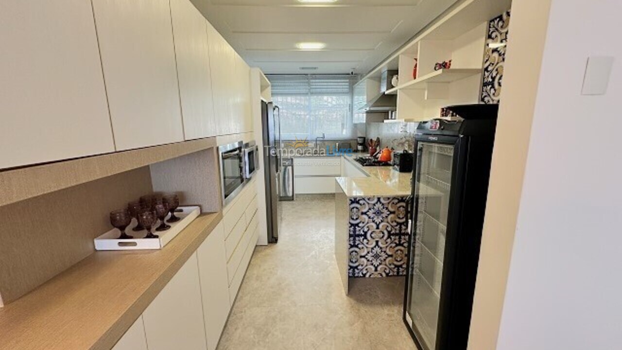 Apartamento para aluguel de temporada em Florianópolis (Praia Brava)