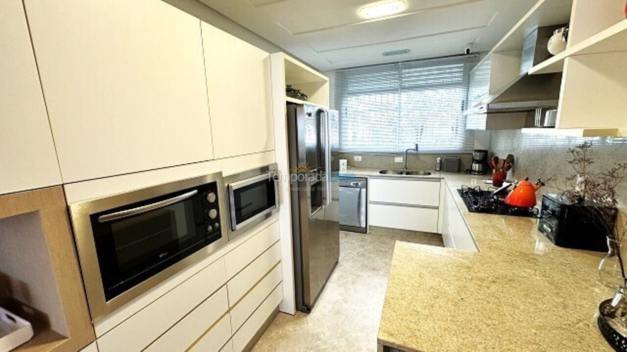 Apartamento para aluguel de temporada em Florianópolis (Praia Brava)