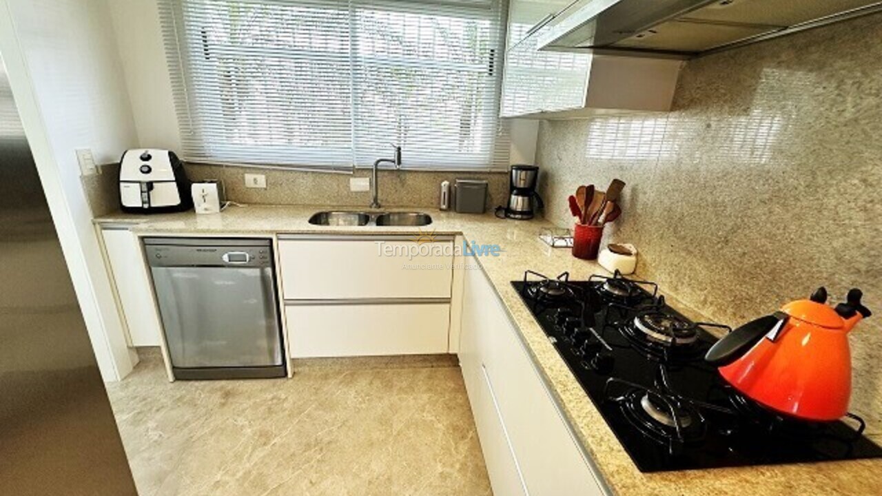 Apartamento para aluguel de temporada em Florianópolis (Praia Brava)