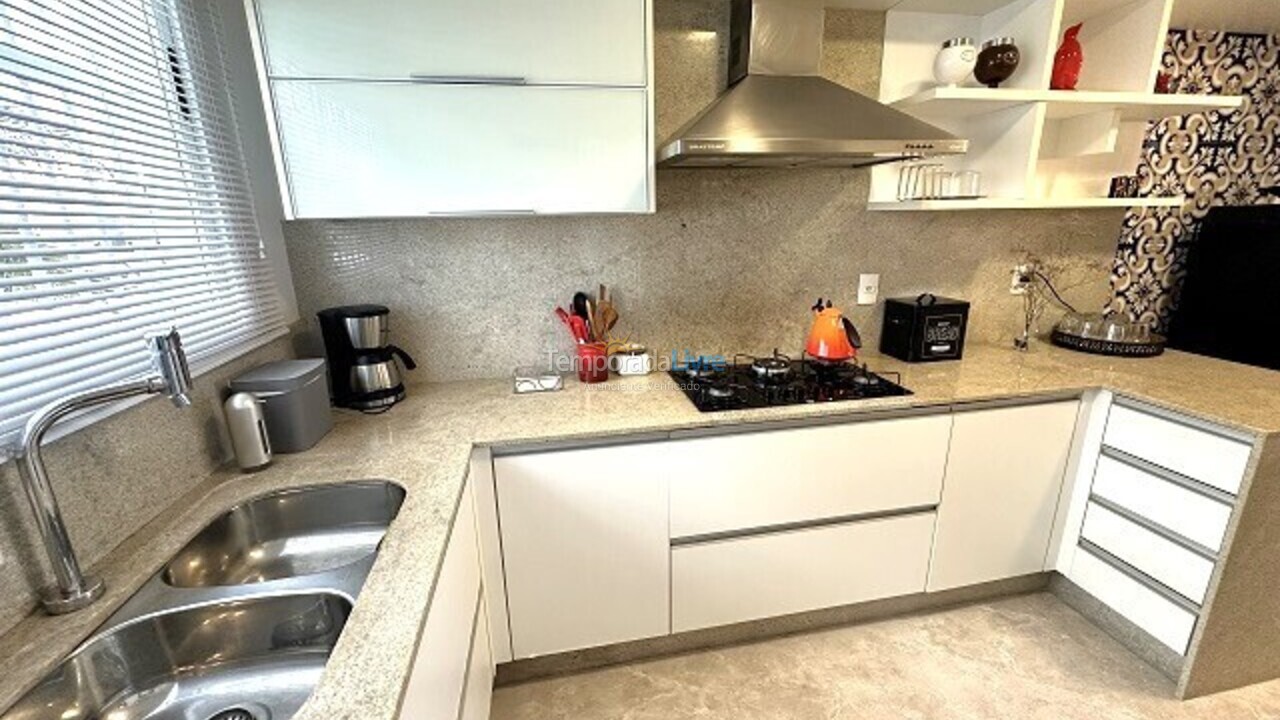 Apartamento para aluguel de temporada em Florianópolis (Praia Brava)
