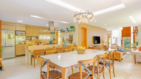 Excellent 5-Suite House with Maid - Praia do Forte