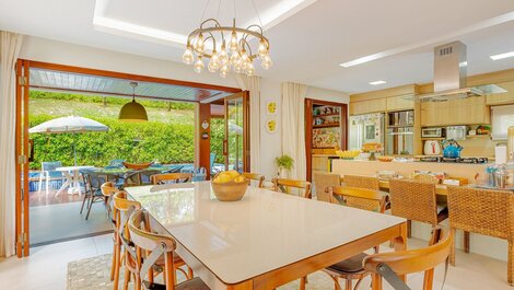 Excellent 5-Suite House with Maid - Praia do Forte