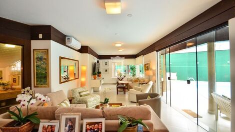 Vacation Home with 7 Bedrooms in Jurerê Internacional