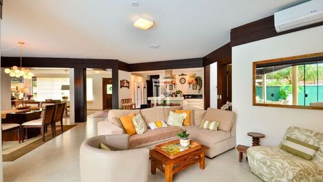 Vacation Home with 7 Bedrooms in Jurerê Internacional