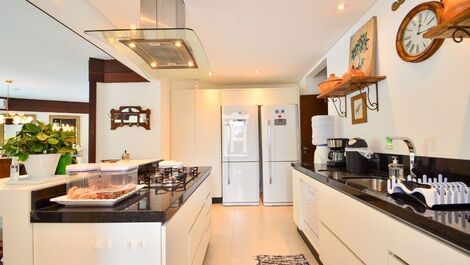 Vacation Home with 7 Bedrooms in Jurerê Internacional