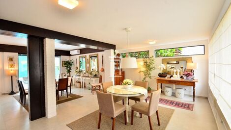 Vacation Home with 7 Bedrooms in Jurerê Internacional