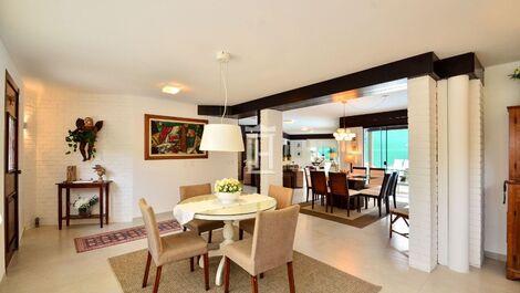 Vacation Home with 7 Bedrooms in Jurerê Internacional