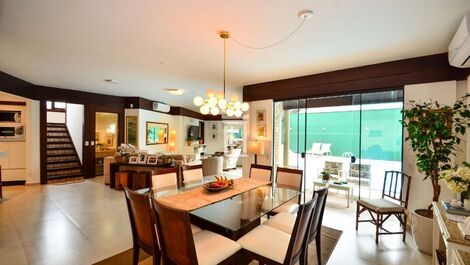 Vacation Home with 7 Bedrooms in Jurerê Internacional