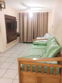 Sala com sofá e bicama