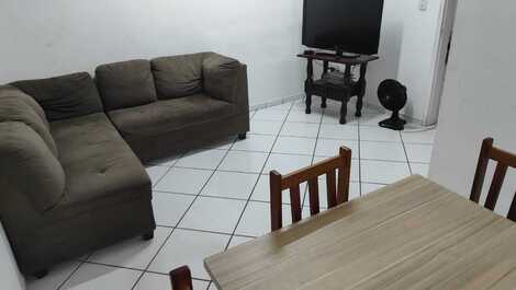 Copa com sofá mesa e tv