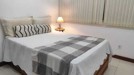 Quarto de casal com abajour