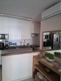 Apartamento com muita estrutura a 250 mt da praia com serviço de praia