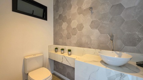 Belo Sobrado com piscina em Itaguaçu até 9 pessoas a 250m do mar
