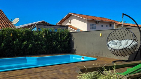 Belo Sobrado com piscina em Itaguaçu até 9 pessoas a 250m do mar