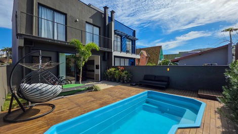 Belo Sobrado com piscina em Itaguaçu até 9 pessoas a 250m do mar