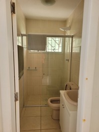 Banheiro completo no térreo