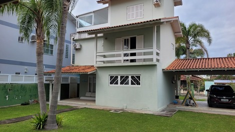 Casa de 4 quartos perto da praia. (CASA VERDE)