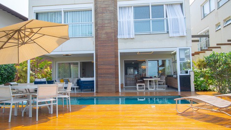 Luxurious, high-end beachfront property with 7 suites