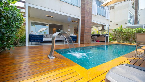 Luxurious, high-end beachfront property with 7 suites