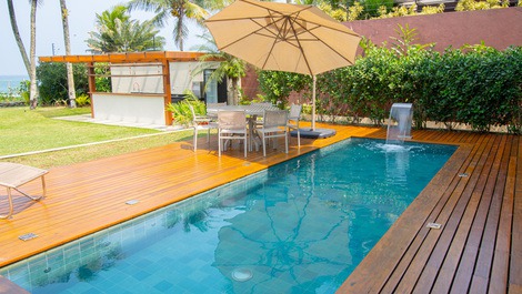 Luxurious, high-end beachfront property with 7 suites