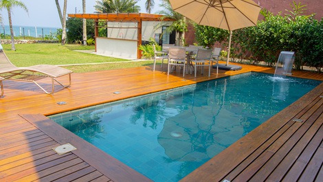 Luxurious, high-end beachfront property with 7 suites