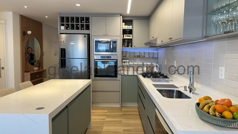 Apto de luxo em Jurere a 100 metros do mar