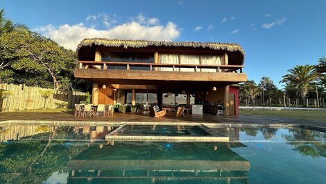 Luxo Caraíva: 7 suítes, piscina e vista rio‐mar