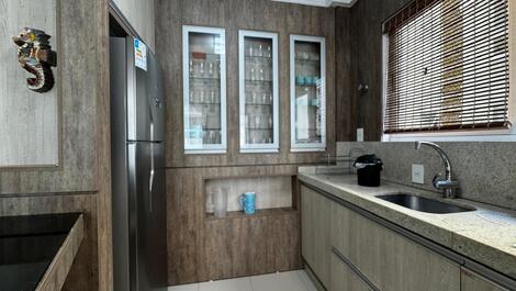 Pertinho da praia, bem mobiliado 1 suíte + 2 demi