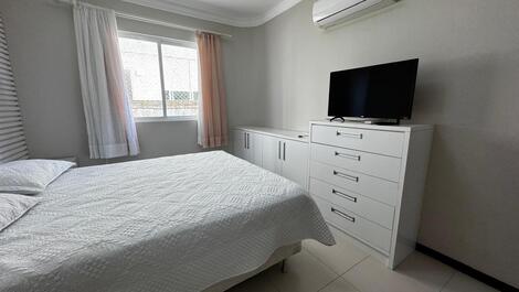 Pertinho da praia, bem mobiliado 1 suíte + 2 demi