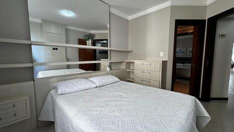 Pertinho da praia, bem mobiliado 1 suíte + 2 demi