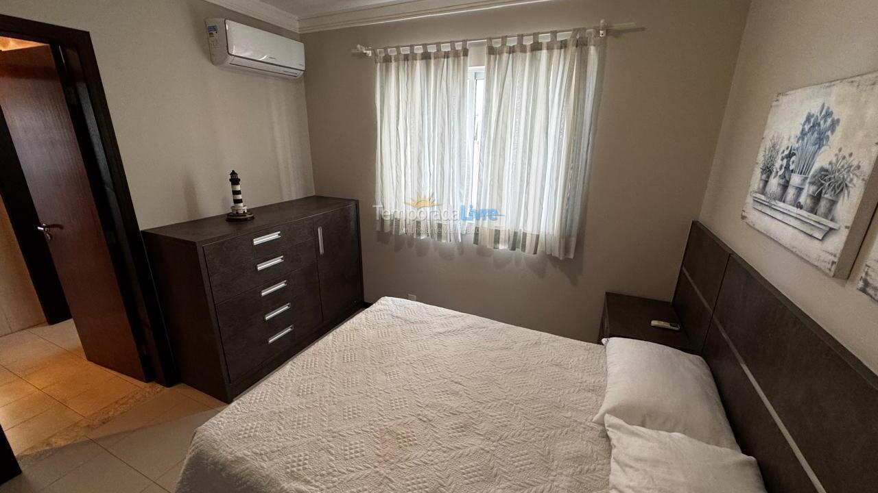 Apartamento para aluguel de temporada em Itapema (Meia Praia)