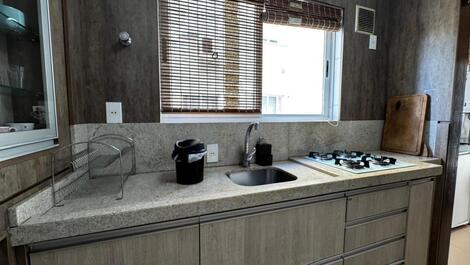 Pertinho da praia, bem mobiliado 1 suíte + 2 demi