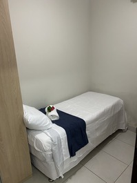 Village 3 suítes Guarajuba harmonioso e com cara de lar.